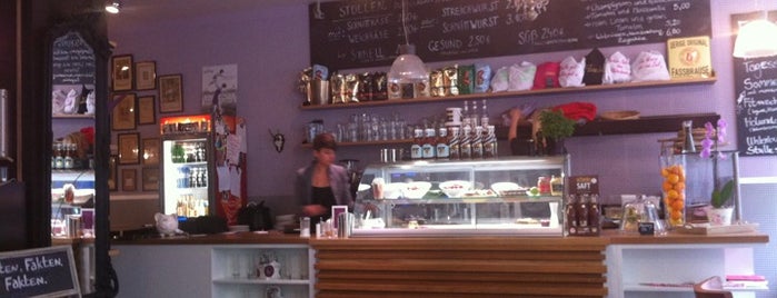 Kaffee Uhlenbusch is one of สถานที่ที่บันทึกไว้ของ Irina.
