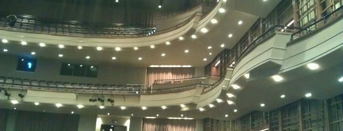 Sandler Center for the Performing Arts is one of Lugares favoritos de Mary.