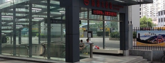 Nanpu Bridge Metro Station is one of Shanghai.