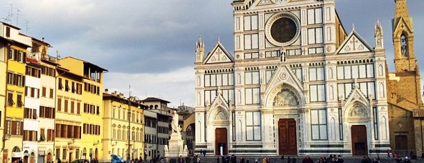 Piazza Santa Croce is one of Un bacione a Firenze #4sqCities.