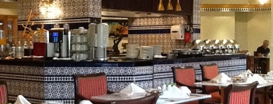 Musandam Caffe Terrace & Restaurant is one of Giselle'nin Beğendiği Mekanlar.