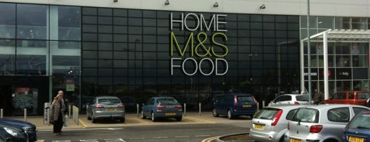 Marks & Spencer is one of สถานที่ที่ Emyr ถูกใจ.