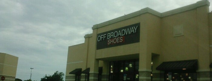 Off Broadway Shoe Warehouse is one of Lugares guardados de Kimmie.