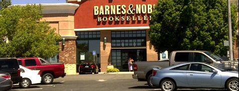Barnes & Noble is one of Orte, die Tracy gefallen.