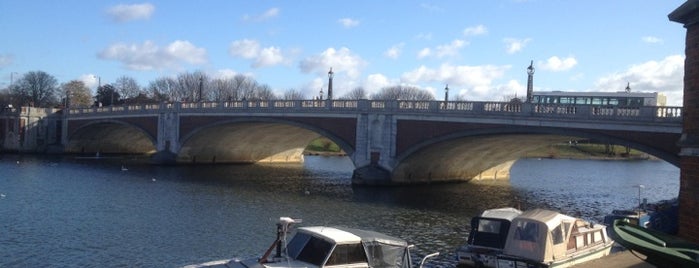Hampton Court Bridge is one of Tempat yang Disukai Carl.