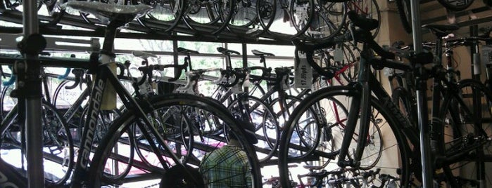 Tread Bike Shop is one of Lugares favoritos de Justin.