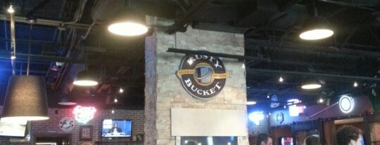 Rusty Bucket Restaurant and Tavern is one of Lugares favoritos de Ashley.
