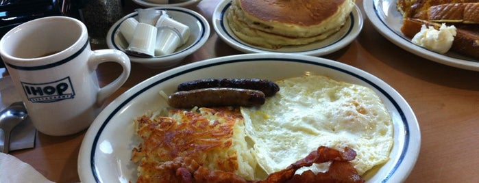 IHOP is one of Locais curtidos por DULCE.