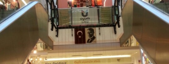 Uyum Çarşı is one of สถานที่ที่ Gamze ถูกใจ.