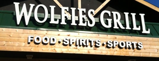 Wolfies Grill is one of Lugares favoritos de Rew.