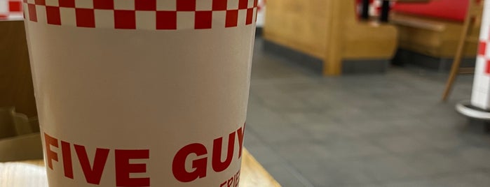 Five Guys is one of Olegさんのお気に入りスポット.