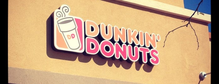 Dunkin' is one of Tempat yang Disukai Cheearra.