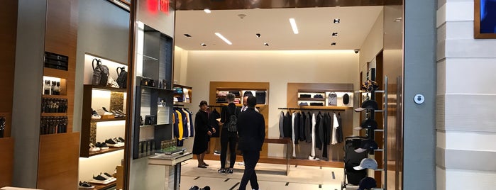 Ermenegildo Zegna Boutique (Design District) is one of Locais curtidos por Aristides.