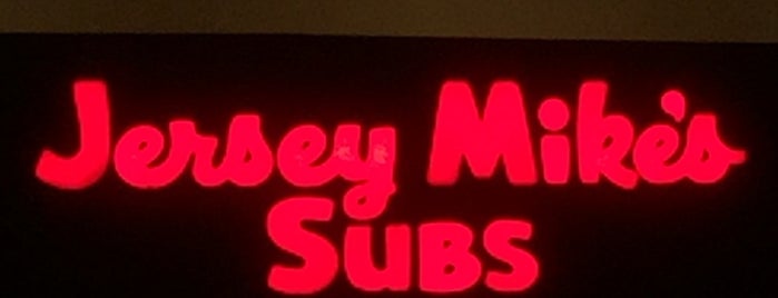 Jersey Mike's Subs is one of สถานที่ที่ John ถูกใจ.