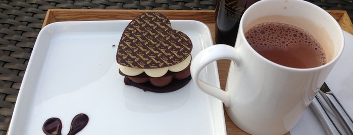 Lindt Chocolat Café is one of Locais curtidos por Kaoru.