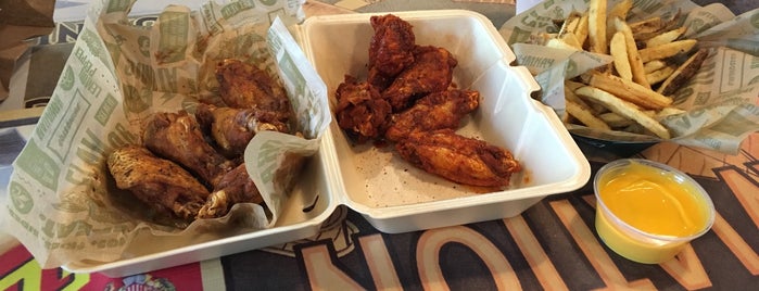 Wingstop is one of Lugares favoritos de Mike.