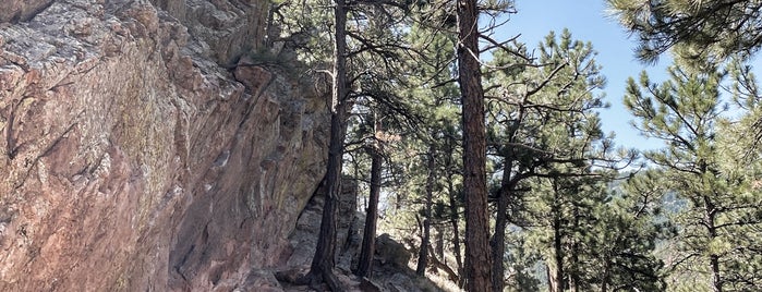 Mt Sanitas Hiking Trail is one of Tempat yang Disukai Andrew.