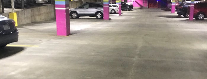 Biltmore Avenue Parking Garage is one of Lugares favoritos de Jordan.