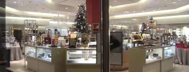 Holt Renfrew is one of Tempat yang Disukai Ryan.