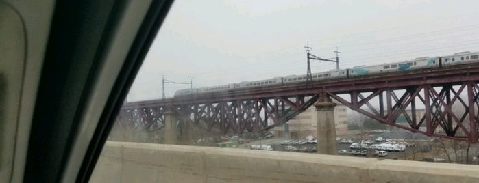 Amtrak on Hell Gate Bridge is one of Tempat yang Disukai Lizzie.