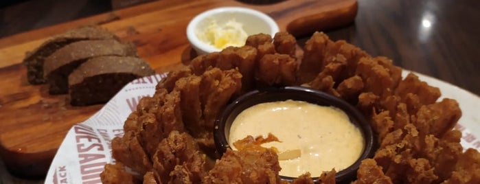 Outback Steakhouse is one of Tempat yang Disukai Cris.