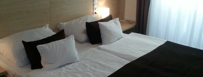 Promenade City Hotel is one of Tempat yang Disukai Serj.