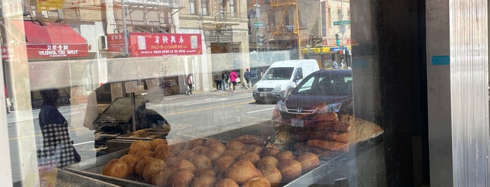Good Mong Kok Bakery is one of San Franciscan Snacks.
