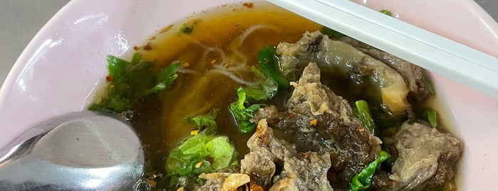 ยีเจ ก๋วยเตี๋ยวหมู-เนื้อตุ๋น is one of Beef noodle and soup สายคนรักเนื้อ 🐂.