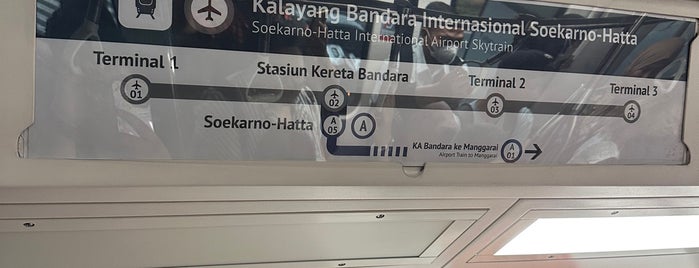 Skytrain Station Terminal 3 is one of สถานที่ที่ Hendra ถูกใจ.