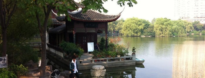 Xiuhu Park is one of Lugares favoritos de Bilge.