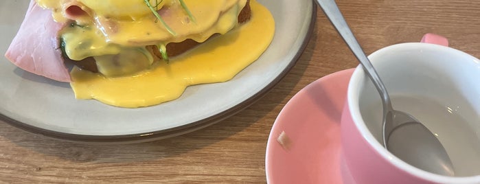 Eggsit Cafe is one of Lucieさんの保存済みスポット.