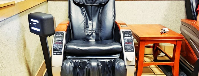 Massage Chairs is one of Tempat yang Disukai Leslie.