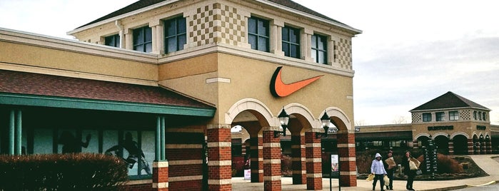 Nike Factory Store is one of สถานที่ที่ David ถูกใจ.