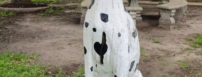 Dalmation Tree Sculpture (2009) by James Phillips is one of Texas 🇨🇱.