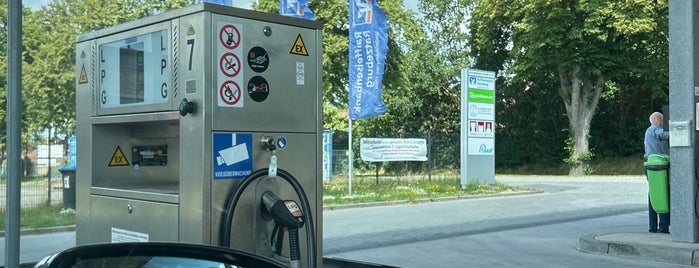 Raiffeisen Tankstelle is one of Auto&Co.