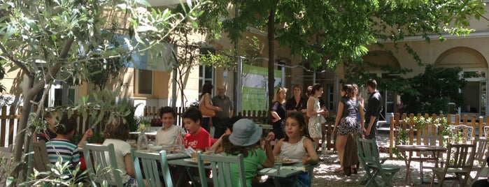 Institut Français de Madrid is one of Cafeterías molonas Madrid.