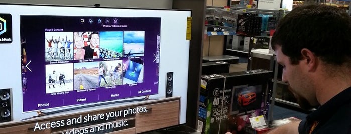 Best Buy is one of Andrewさんのお気に入りスポット.