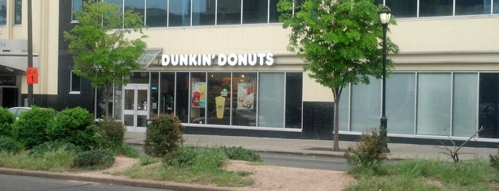 Dunkin' is one of สถานที่ที่ Ryan ถูกใจ.