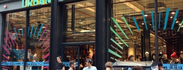 Urban Outfitters is one of Thomas 님이 좋아한 장소.