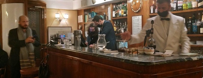 Harry's Bar Cipriani is one of Venedik.