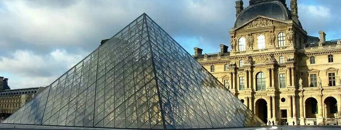 Лувр is one of Paris.