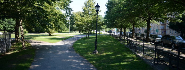 Bronx Park is one of Places to Run.