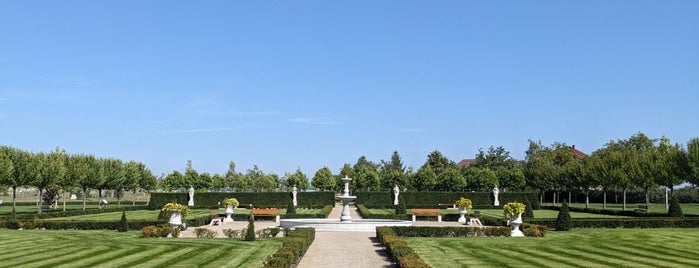 Wellness hotel Zámek Valeč is one of vylety.