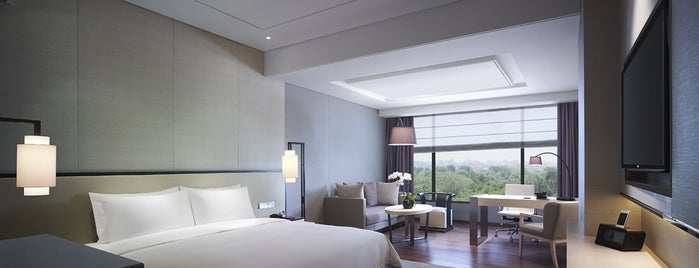 New World Beijing Hotel is one of Lugares favoritos de Xiao.