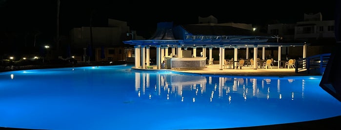 Pool at Renaissance Golden View Beach Resort is one of Locais salvos de Yaron.