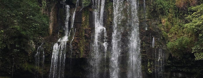 Cataratas Llanos del Cortés is one of Costa Rica places to visit.