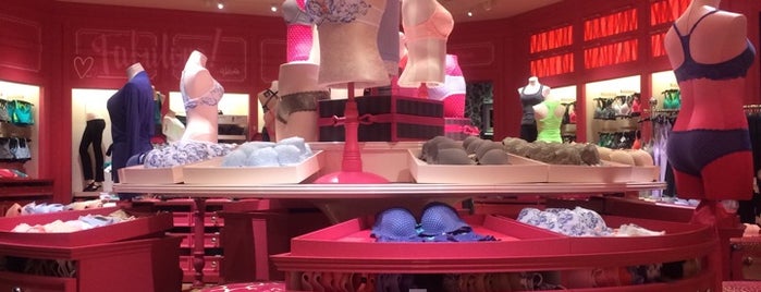 Victoria's Secret PINK is one of Tempat yang Disukai Erick.