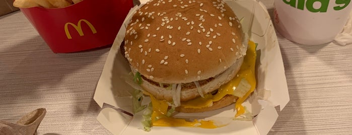 McDonald's is one of Hot Dogs y Hamburguesas.