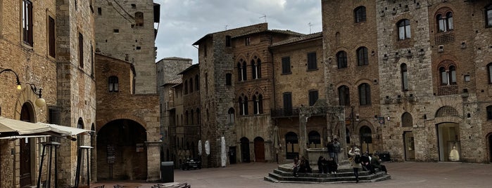 Piazza della Cisterna is one of San gimignano.