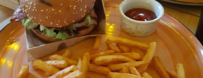 TRAKTOR Burger Bar is one of Annaさんのお気に入りスポット.